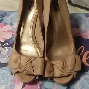 Fiomi Tan Bow Heels Size 8W